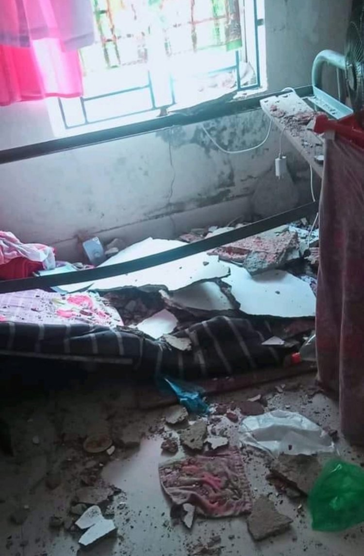 ছাত্রীনিবাসে ছাদের পলেস্তারা খসে পড়েছে। ছবি: সংগৃহীত