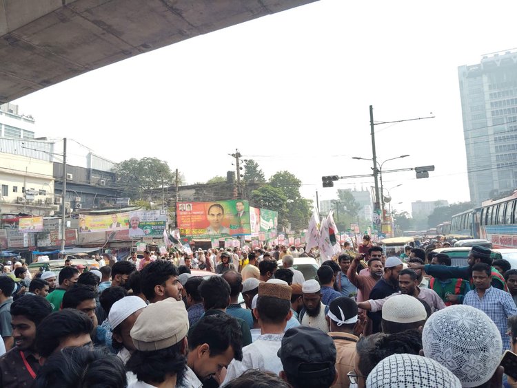 পল্টন মোড়ে যুগপৎ আন্দোলনের শরিকদের সমাবেশের আয়োজন চলছে। ছবি: আজকের পত্রিকা