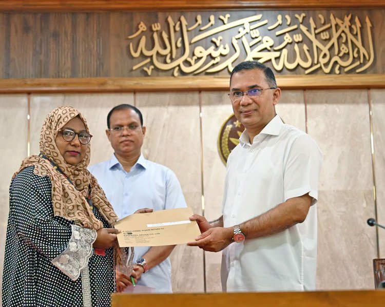 প্রধানমন্ত্রী তারেক রহমান জুলাই শহীদ ও গুমের শিকার পরিবারের ৭৪ জনের হাতে নিয়োগ পত্র তুলে দেন। ছবি: পিএমও