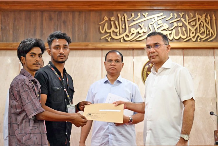 প্রধানমন্ত্রী তারেক রহমান জুলাই শহীদ ও গুমের শিকার পরিবারের ৭৪ জনের হাতে নিয়োগ পত্র তুলে দেন। ছবি: পিএমও
