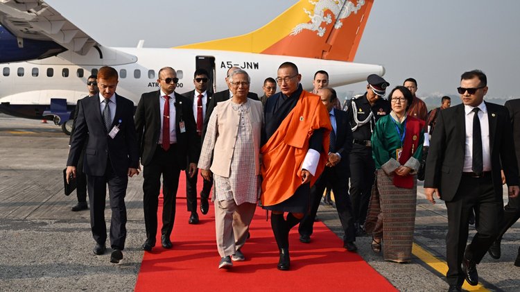 সকালে হজরত শাহজালাল বিমানবন্দরে ভুটানের প্রধানমন্ত্রীকে স্বাগত জানান প্রধান উপদেষ্টা। ছবি: প্রধান উপদেষ্টার কার্যালয়ের ফেসবুক পেজ