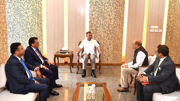 সোমবার সকালে সচিবালয়ে প্রধানমন্ত্রীর সঙ্গে সাক্ষাৎ করেন ভারতীয় হাইকমিশনার। ছবি: প্রধানমন্ত্রীর কার্যালয়