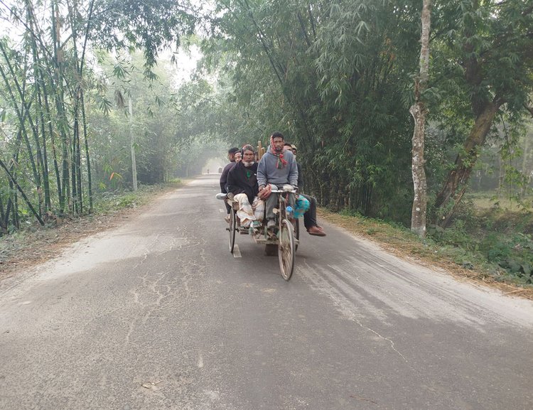 কাজের সন্ধানে শ্রমজীবী মানুষ। ছবি: আজকের পত্রিকা