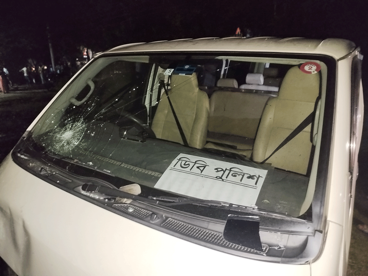 অটোরিকশাকে ধাক্কা দেওয়া মাইক্রোবাস। ছবি: আজকের পত্রিকা