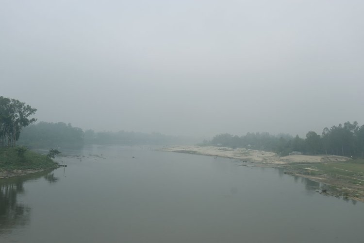 পঞ্চগড়ে ভোর থেকে ঘন কুয়াশায় ঢাকা চারপাশ। ছবি: আজকের পত্রিকা