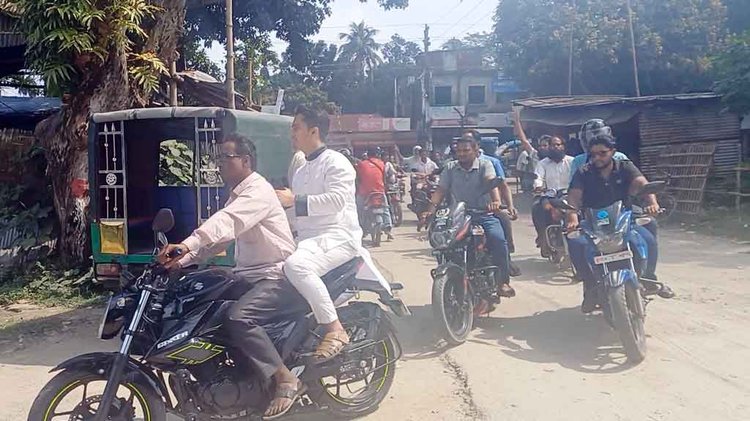 আজ সকালে পঞ্চগড় পৌরসভার চিনিকল মাঠ থেকে লংমার্চের নেতৃত্ব দেন এনসিপির উত্তরাঞ্চলের মুখ্য সংগঠক সারজিস আলম। ছবি: আজকের পত্রিকা