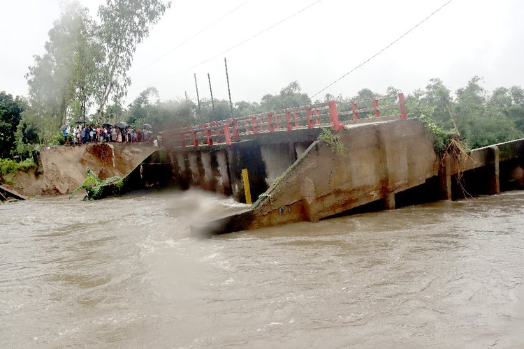 মুষলধারে বৃষ্টির কারণে সেতুর দুপাশের মাটি সরে গিয়ে তা ভেঙে পড়েছে। ছবি: আজকের পত্রিকা