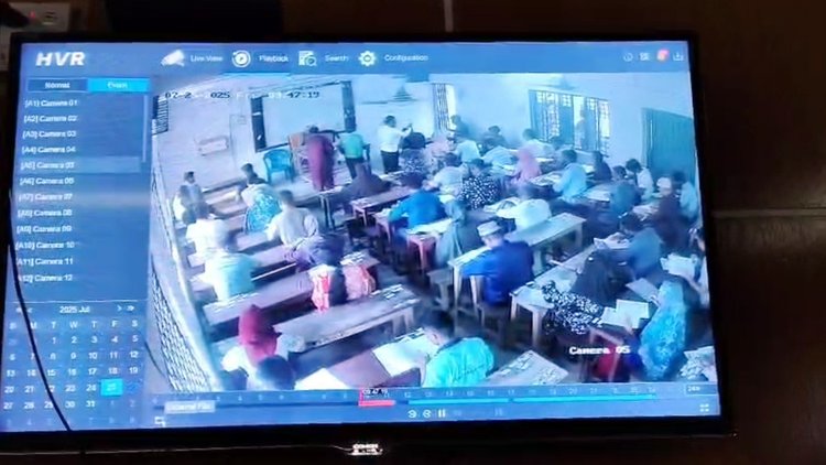 হলে বসে পরীক্ষা দিচ্ছেন পরীক্ষার্থীরা। সিসিটিভির ফুটেজ থেকে নেওয়া। ছবি: সংগৃহীত