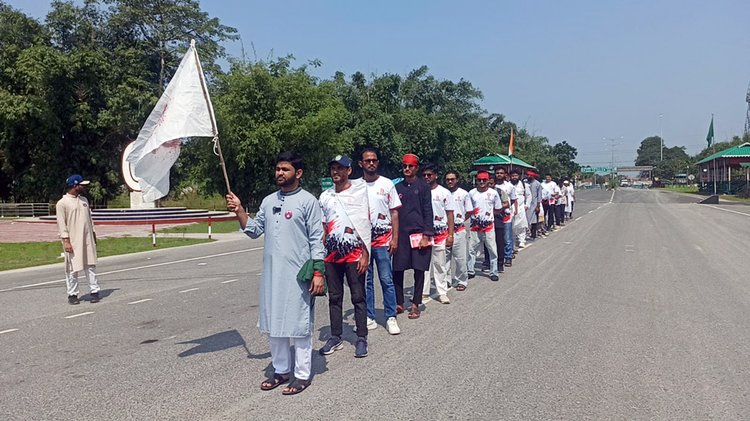 আজ দুপুর ১২টায় বাংলাবান্ধা স্থলবন্দরের জিরো পয়েন্ট থেকে কর্মসূচি শুরু করেন ইনকিলাব মঞ্চের নেতারা। ছবি: আজকের পত্রিকা