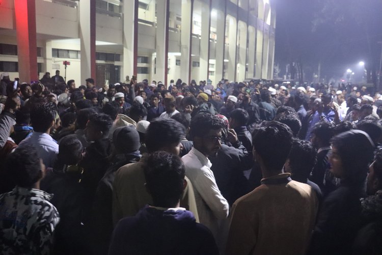 পঞ্চগড়ের ডিসি ও রিটার্নিং কর্মকর্তার কার্যালয়ের আজ বুধবার ১১ দলীয় জোটের বিক্ষোভ। ছবি: আজকের পত্রিকা