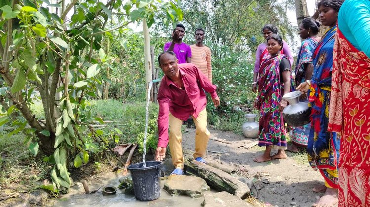 কালবৈশাখী ঝড়ের কারণে বিদ্যুৎ না থাকায় বন্ধ মোটর। এক গ্রাম থেকে আরেক গ্রামে গিয়ে সংগ্রহ করতে হচ্ছে খাবার পানি। ছবি: আজকের পত্রিকা