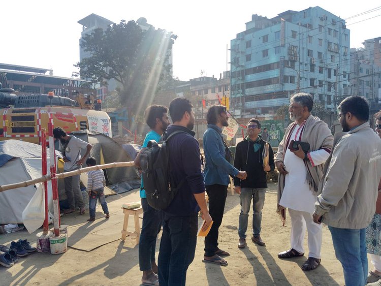 সভা শেষে সংগঠনগুলোর নেতৃবৃন্দ পান্থকুঞ্জ পার্কে অবস্থানরত বাংলাদেশ গাছ রক্ষা আন্দোলনের কর্মীদের সঙ্গে দেখা করেন এবং মতবিনিময় করেন। ছবি: আজকের পত্রিকা