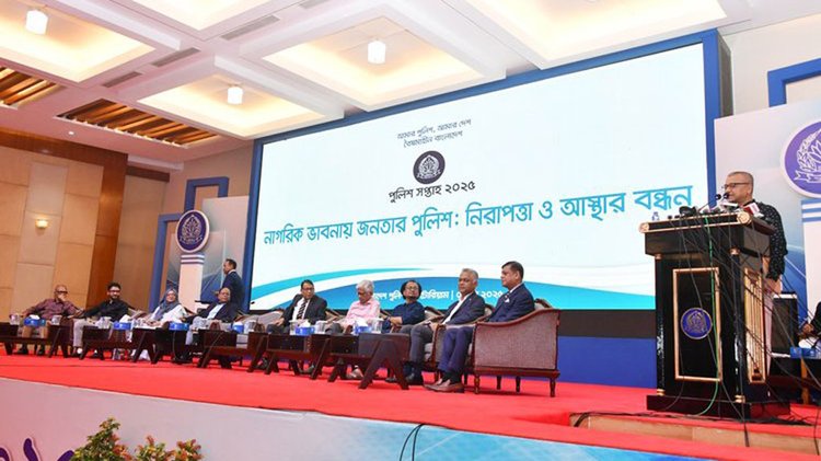 পুলিশ সপ্তাহের তৃতীয় দিনের আলোচনা সভায় বক্তা ও অতিথিরা। ছবি: আজকের পত্রিকা