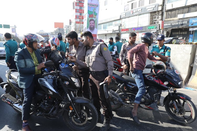 শেখ হাসিনার বিরুদ্ধে মানবতাবিরোধী মামলার রায়কে কেন্দ্র করে সতর্ক অবস্থানে আইনশৃঙ্খলা বাহিনীর সদস্যরা। চলছে ব্যাপক তল্লাশি। ছবি: আজকের পত্রিকা