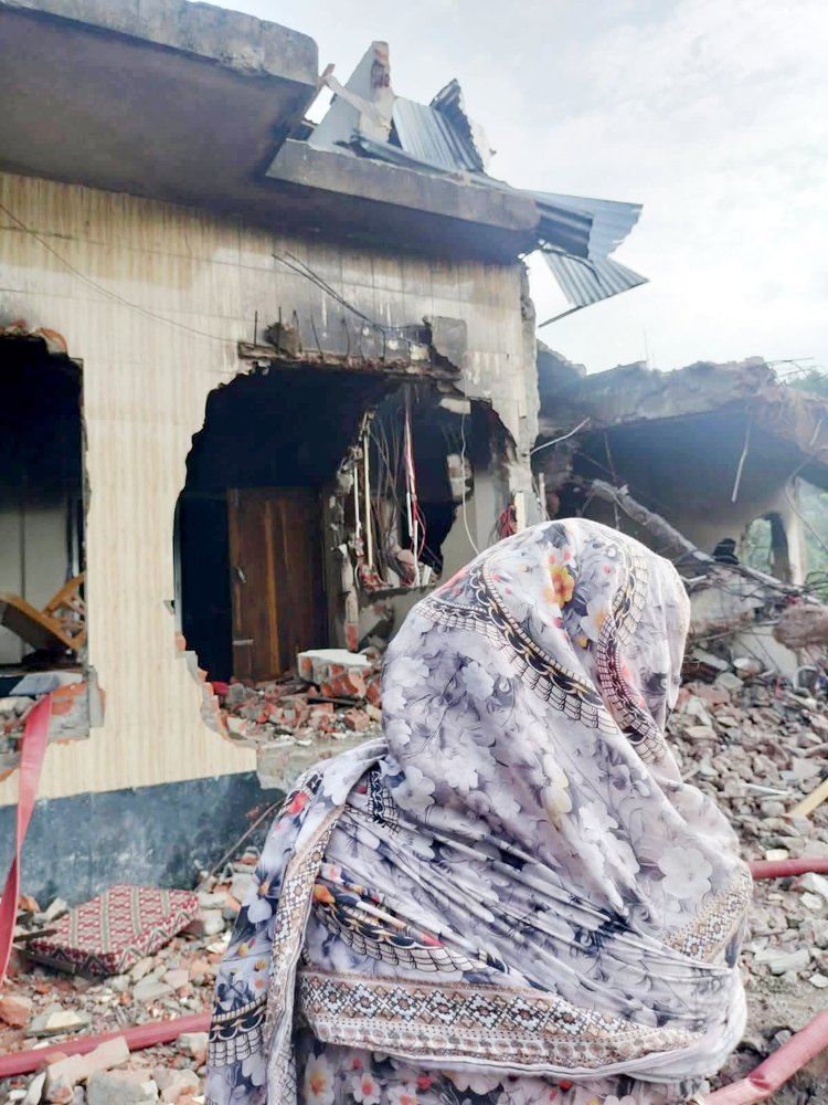 পটুয়াখালীর মির্জাগঞ্জের মাধবখালী ইউপির সাবেক চেয়ারম্যানের বসতঘর খননযন্ত্র দিয়ে গুঁড়িয়ে দেওয়া হয়। ছবি: আজকের পত্রিকা