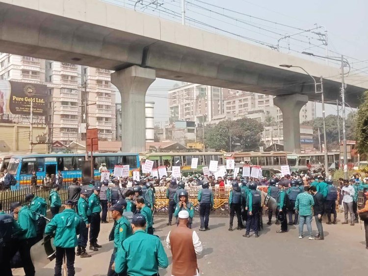 ইন্টারকন্টিনেন্টাল হোটেলের সামনে অবস্থান নিয়েছেন প্রবাসীরা। ছবি: আজকের পত্রিকা