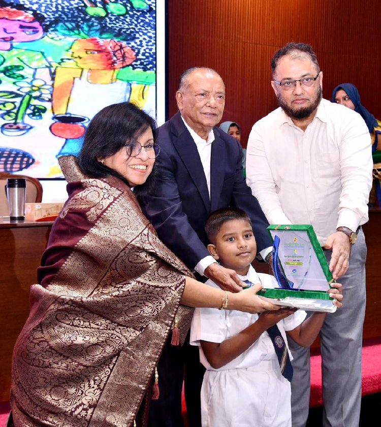 অডিটোরিয়ামে ‘বিশ্ব পরিবেশ দিবস ও পরিবেশ মেলা ২০২৬ ’-এর সমাপনী ও পুরস্কার বিতরণ অনুষ্ঠানে পরিবেশমন্ত্রী আবদুল আউয়াল মিন্টু। ছবি: আজকের পত্রিকা
