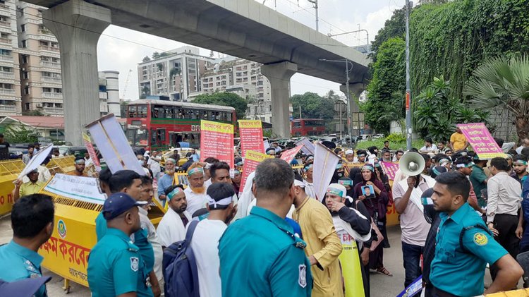 এ সময় পুলিশের সঙ্গে আন্দোলনকারীদের কথা বলতে দেখা যায়। ছবি: আজকের পত্রিকা