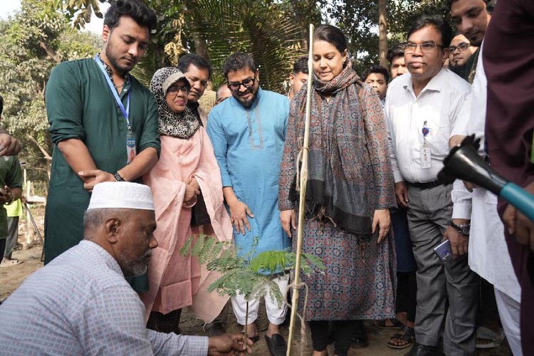 আজ বুধবার রাজধানীর মিরপুরে বাউনিয়া ও উত্তরার খিদির খাল পরিদর্শন করেন পানিসম্পদ এবং পরিবেশ, বন ও জলবায়ু পরিবর্তন মন্ত্রণালয়ের উপদেষ্টা সৈয়দা রিজওয়ানা হাসান। ছবি: আজকের পত্রিকা