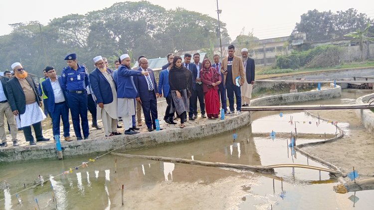 সাংবাদিকদের সঙ্গে প্রশ্নোত্তর শেষে প্রতিষ্ঠানটির কার্যক্রম পরিদর্শন করেন তিনি। ছবি: আজকের পত্রিকা