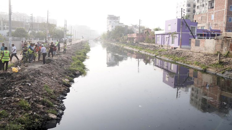 আজ বুধবার রাজধানীর মিরপুরে বাউনিয়া ও উত্তরার খিদির খাল পরিদর্শন করেন পানিসম্পদ এবং পরিবেশ, বন ও জলবায়ু পরিবর্তন মন্ত্রণালয়ের উপদেষ্টা সৈয়দা রিজওয়ানা হাসান। ছবি: আজকের পত্রিকা