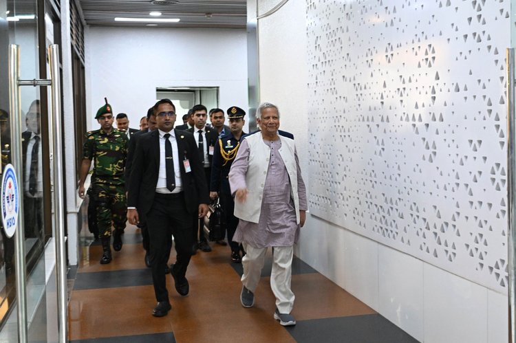 জাতিসংঘের ৮০তম সাধারণ পরিষদে যোগদান শেষে নিউইয়র্ক থেকে ঢাকায় ফিরেছেন প্রধান উপদেষ্টা ড. মুহাম্মদ ইউনূস। ছবি: প্রেস উইং।