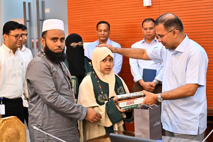 সৌদি আরবে অনুষ্ঠিত ৪৬ তম কিং আবদুল আজিজ আন্তর্জাতিক পবিত্র কোরআন প্রতিযোগিতায় পুরস্কার বিজয়ী হাফেজদের সংবর্ধনা অনুষ্ঠানে প্রধানমন্ত্রী তারেক রহমান। ছবি: পিএমও