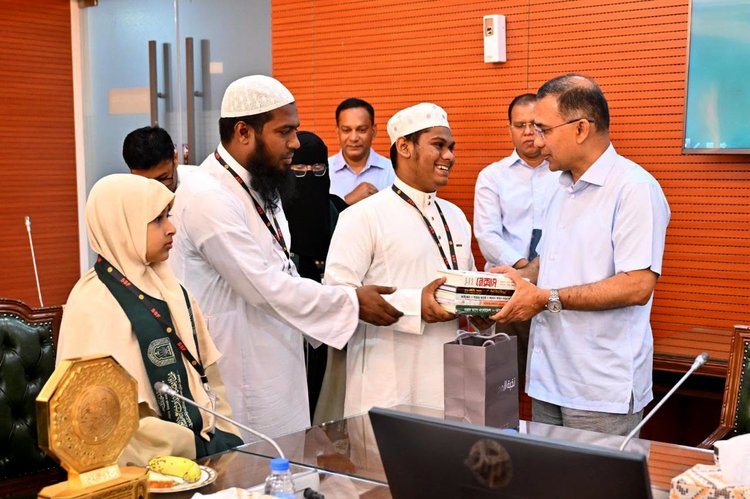 সৌদি আরবে অনুষ্ঠিত ৪৬ তম কিং আবদুল আজিজ আন্তর্জাতিক পবিত্র কোরআন প্রতিযোগিতায় পুরস্কার বিজয়ী হাফেজদের সংবর্ধনা অনুষ্ঠানে প্রধানমন্ত্রী তারেক রহমান। ছবি: পিএমও