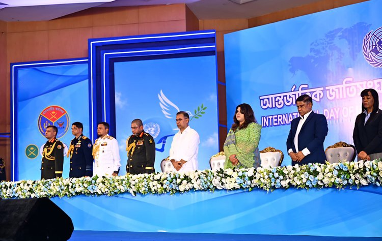২০২৫ সালে সুদানে হামলাসহ সম্প্রতি চলমান মিশনগুলোতে আহত সশস্ত্র বাহিনীর সদস্যদের হাতে সম্মাননা তুলে দেন প্রধানমন্ত্রী তারেক রহমান। ছবি: পিএমও