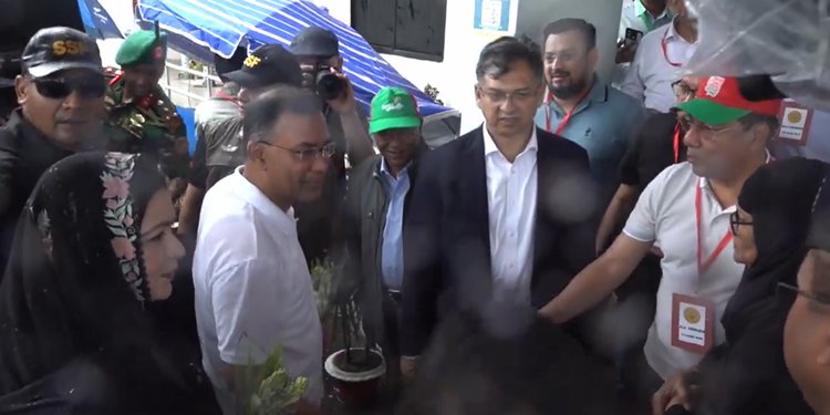 একদিনের সফরে আজ শনিবার সকালে কক্সবাজারে এসেছেন প্রধানমন্ত্রী তারেক রহমান। ছবি: পিএমও