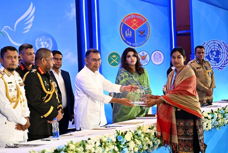 ২০২৫ সালে সুদানে হামলাসহ সম্প্রতি চলমান মিশনগুলোতে আহত সশস্ত্র বাহিনীর সদস্যদের হাতে সম্মাননা তুলে দেন প্রধানমন্ত্রী তারেক রহমান। ছবি: পিএমও