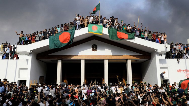 শেখ হাসিনার পতনের পর প্রধানমন্ত্রীর কার্যালয়ে উচ্ছ্বসিত শিক্ষার্থী-জনতার বিক্ষোভ। ছবি: আজকের পত্রিকা