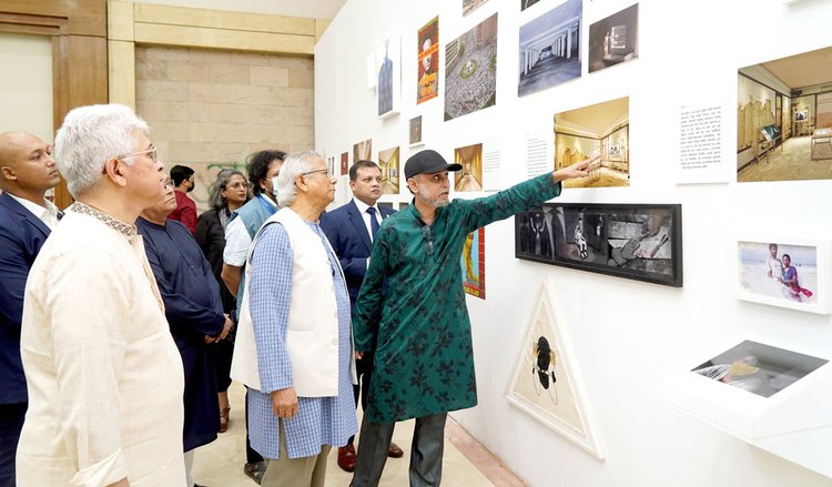 ‘জুলাই গণঅভ্যুত্থান দিবস’ উপলক্ষে গতকাল সোমবার গণভবনে নির্মাণাধীন ‘জুলাই গণঅভ্যুত্থান স্মৃতি জাদুঘর’-এর নির্মাণকাজের অগ্রগতি পর্যবেক্ষণ করেছেন অন্তর্বর্তী সরকারের প্রধান উপদেষ্টা প্রফেসর মুহাম্মদ ইউনূস। ছবি: আজকের পত্রিকা