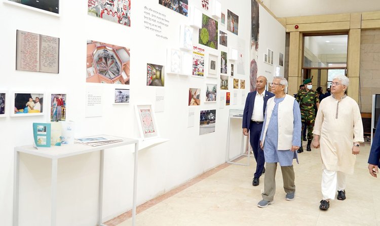 ‘জুলাই গণঅভ্যুত্থান দিবস’ উপলক্ষে গতকাল সোমবার গণভবনে নির্মাণাধীন ‘জুলাই গণঅভ্যুত্থান স্মৃতি জাদুঘর’-এর নির্মাণকাজের অগ্রগতি পর্যবেক্ষণ করেছেন অন্তর্বর্তী সরকারের প্রধান উপদেষ্টা প্রফেসর মুহাম্মদ ইউনূস। ছবি: আজকের পত্রিকা