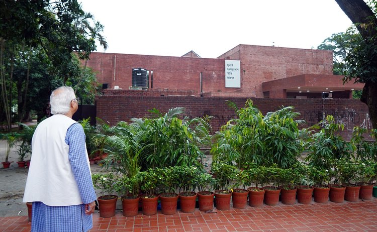 ‘জুলাই গণঅভ্যুত্থান দিবস’ উপলক্ষে গতকাল সোমবার গণভবনে নির্মাণাধীন ‘জুলাই গণঅভ্যুত্থান স্মৃতি জাদুঘর’-এর নির্মাণকাজের অগ্রগতি পর্যবেক্ষণ করেছেন অন্তর্বর্তী সরকারের প্রধান উপদেষ্টা প্রফেসর মুহাম্মদ ইউনূস। ছবি: আজকের পত্রিকা