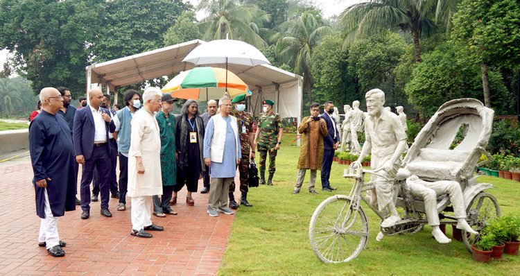 ‘জুলাই গণঅভ্যুত্থান দিবস’ উপলক্ষে গতকাল সোমবার গণভবনে নির্মাণাধীন ‘জুলাই গণঅভ্যুত্থান স্মৃতি জাদুঘর’-এর নির্মাণকাজের অগ্রগতি পর্যবেক্ষণ করেছেন অন্তর্বর্তী সরকারের প্রধান উপদেষ্টা প্রফেসর মুহাম্মদ ইউনূস। ছবি: আজকের পত্রিকা