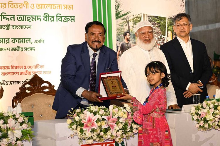 ‘জুলাই গণ-অভ্যুত্থান দিবস-২০২৬’ উপলক্ষে আয়োজিত রচনা ও চিত্রাঙ্কন প্রতিযোগিতায় পুরস্কার বিতরণ করেন রাষ্ট্রপতি। ছবি: সংসদ সচিবালয়