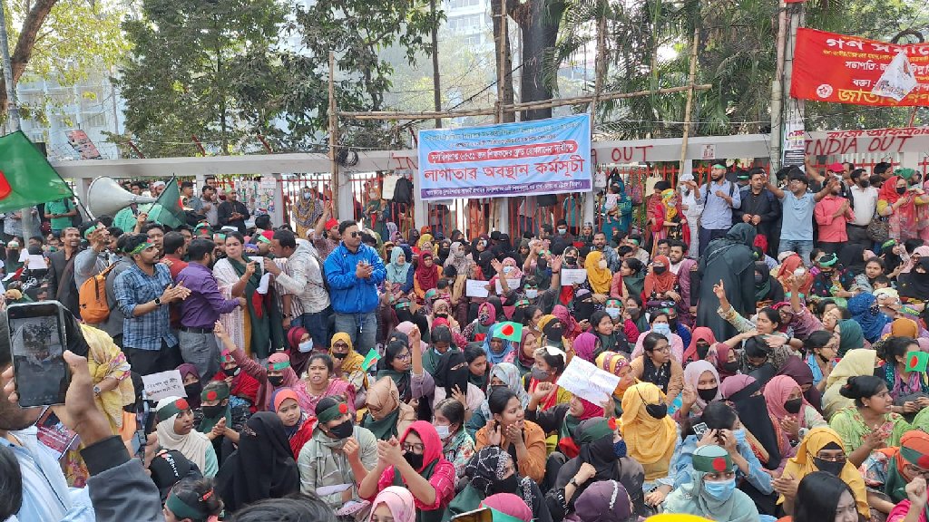 প্রেসক্লাবের সামনে প্রাথমিকের নিয়োগ বাতিল হওয়া প্রার্থীদের অবস্থান