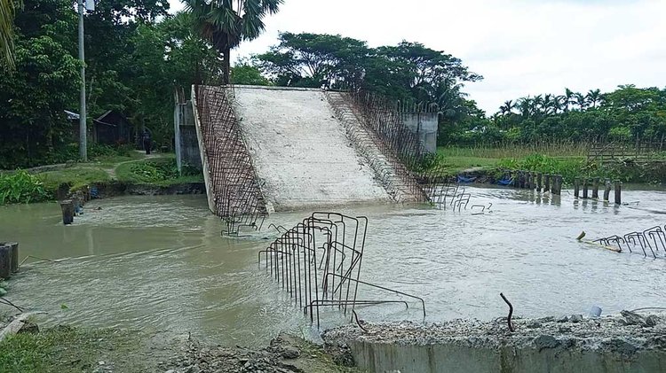 পিরোজপুরের নেছারাবাদে ভাদুরা খালে ধসে পড়া নির্মাণাধীন সেতু। ছবি: আজকের পত্রিকা