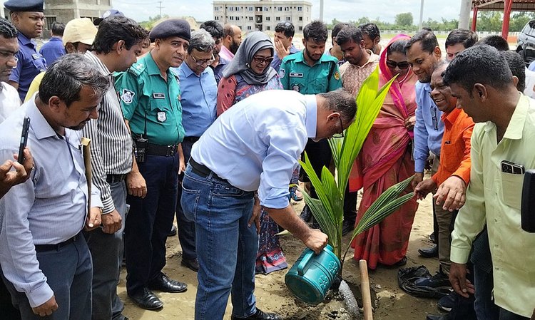 আজ দুপুরে পারকি পর্যটন কমপ্লেক্সের কাজ পরিদর্শনে অন্তর্বর্তী সরকারের বাণিজ্য, বস্ত্র ও পাট এবং বেসামরিক বিমান পরিবহন ও পর্যটনবিষয়ক উপদেষ্টা শেখ বশিরউদ্দীন। ছবি: আজকের পত্রিকা