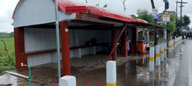 ট্রাক ঢুকে ক্ষতিগ্রস্ত মনিরামপুর পৌর মিনি পার্ক। ছবি: আজকের  পত্রিকা