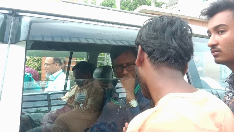 এইচএসসি পরীক্ষা পেছানোর দাবিতে বরিশাল শিক্ষা বোর্ডের চেয়ারম্যানের গাড়ি ঘিরে ধরে শিক্ষার্থীরা। ছবি: আজকের পত্রিকা