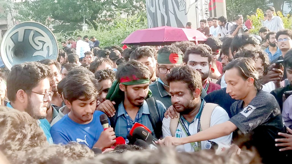 স্বরাষ্ট্র উপদেষ্টার ক্ষমা প্রার্থনাসহ পাঁচ দফা দাবিতে আন্দোলন চালিয়ে যাওয়ার ঘোষণা প্রকৌশল শিক্ষার্থীদের