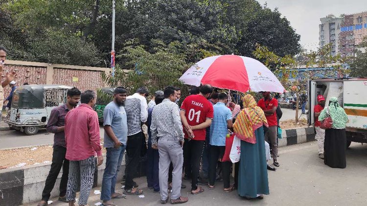 আজ সোমবার বেলা ১১টার দিকে রাজধানীর খামারবাড়ী মোড়ে দাঁড়ানো প্রাণিসম্পদ অধিদপ্তরের ভ্রাম্যমাণ বিক্রয়কেন্দ্রে ক্রেতাদের ভিড়। ছবি: আজকের পত্রিকা