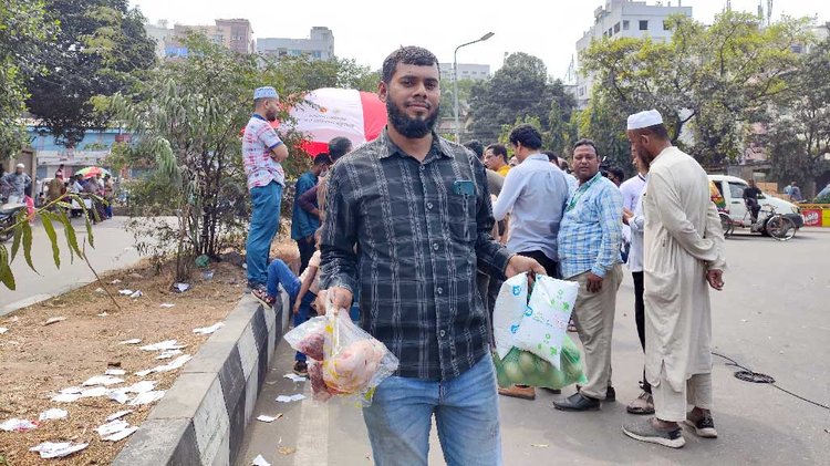 প্রাণিসম্পদ অধিদপ্তরের ভ্রাম্যমাণ বিক্রয়কেন্দ্র থেকে পণ্য কিনতে পেরে খুশি এক ক্রেতা। ছবি: আজকের পত্রিকা