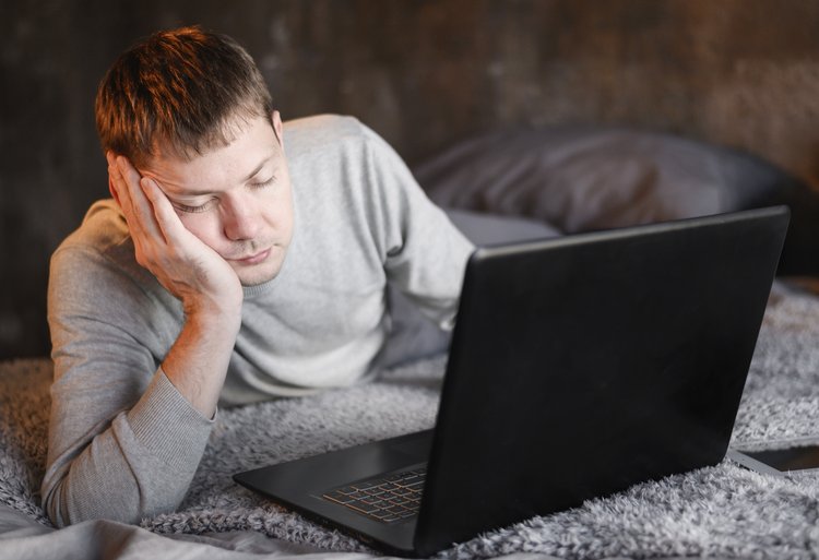 ঘুমের আগে মোবাইল ফোন, টিভি ও ল্যাপটপ থেকে দূরে থাকুন। প্রতীকী ছবি: ফ্রিপিক