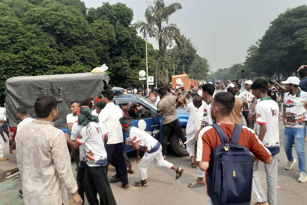 ‘জুলাই যোদ্ধাদের’ সরাতে পুলিশের লাঠিপেটা, ইটপাটকেল নিক্ষেপ, ভাঙচুর, আগুন