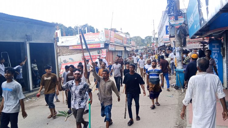 আশপাশের এলাকা থেকে লাঠিসোঁটা নিয়ে বিক্ষোভে যোগ দিয়েছে বহু মানুষ। ছবি: আজকের পত্রিকা