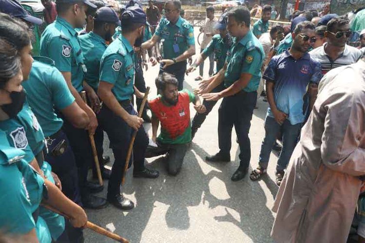 চাকরিপ্রত্যাশী প্রতিবন্ধী গ্রাজুয়েট পরিষদ কর্মসূচি পালন করেছে। ছবি: আজকের পত্রিকা