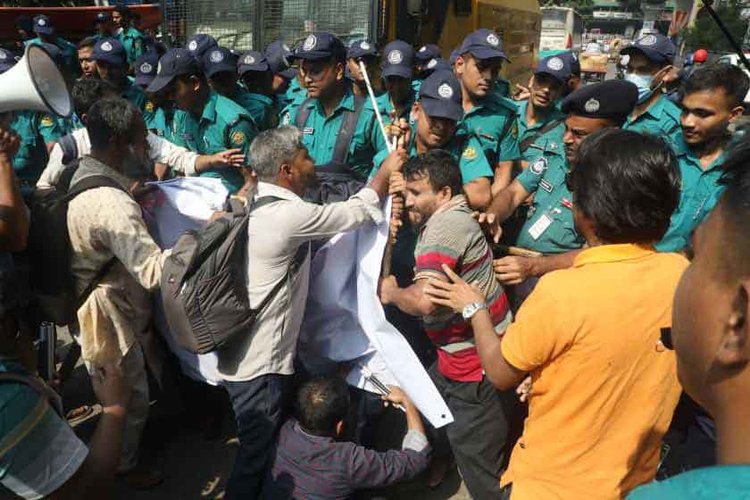 চাকরিপ্রত্যাশী প্রতিবন্ধী গ্রাজুয়েট পরিষদ কর্মসূচি পালন করেছে। ছবি: আজকের পত্রিকা